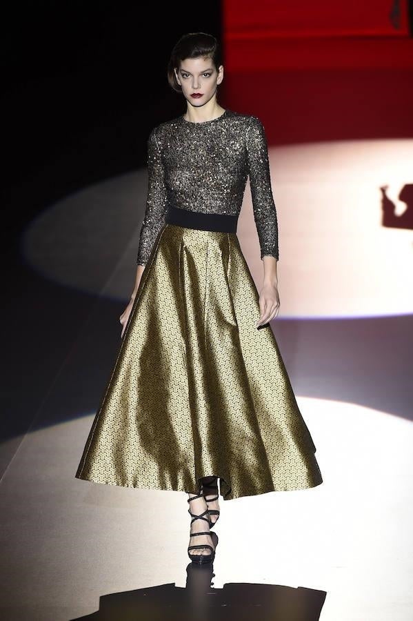 Falda dorada combinada con top metalizado.