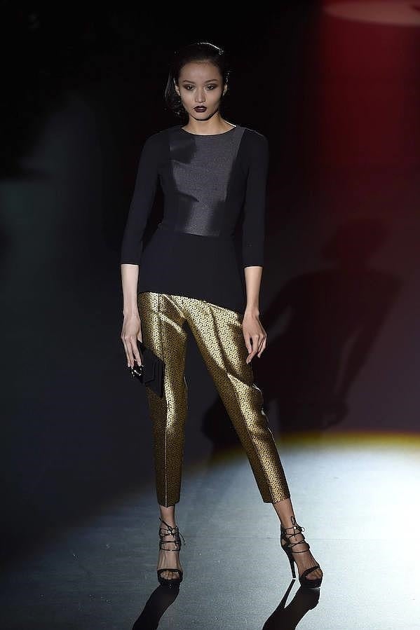 Pantalón dorado combiando con top de color negro y sandalias a juego.