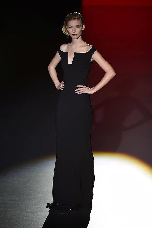 Vestido negro con cuello a barco, uno de los diseños más elegantes.