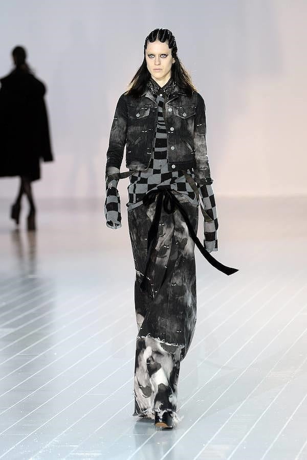 El negro y el gris protagonizaron el desfile de Marc Jacobs. En este look el diseñador combinó una cazadora vaquera con un jersey largo y una falda hasta los pies de tejido vaporoso.
