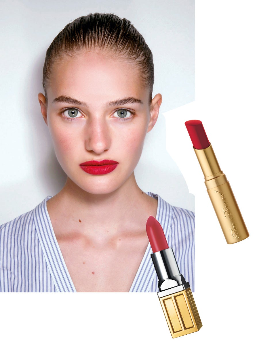 Su reinado no acaba y se revalida con nuevas fórmulas. Como la que planteó el maquillador Yadim para el desfile de Jason Wu: un labio aterciopelado, opaco y con los bordes desdibujados, que creó rellenando con un lápiz perfilador antes de aplicar la barra de labios. Barra de labios La Creme, en tono Ohhh!, de Too Faced (20,50€). Exclusiva en Sephora. Beautiful Color Moisturizing Lipstick de Elizabeth Arden (28€). (Jason Wu)