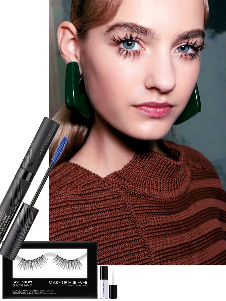 Las pestañas se alargan hasta el infinito y se subrayan con filas de elementos postizos, tanto en la línea superior como en la inferior. Si no tienes mucha habilidad, céntrate en la máscara y juega a darle a tu mirada mayor intensidad y una definición. Pestañas postizas Lash Show de Make Up Forever (20€). Sumptuous Knockout Defining Lift and Fan Mascara de Estée Lauder (30 €). (Marni)