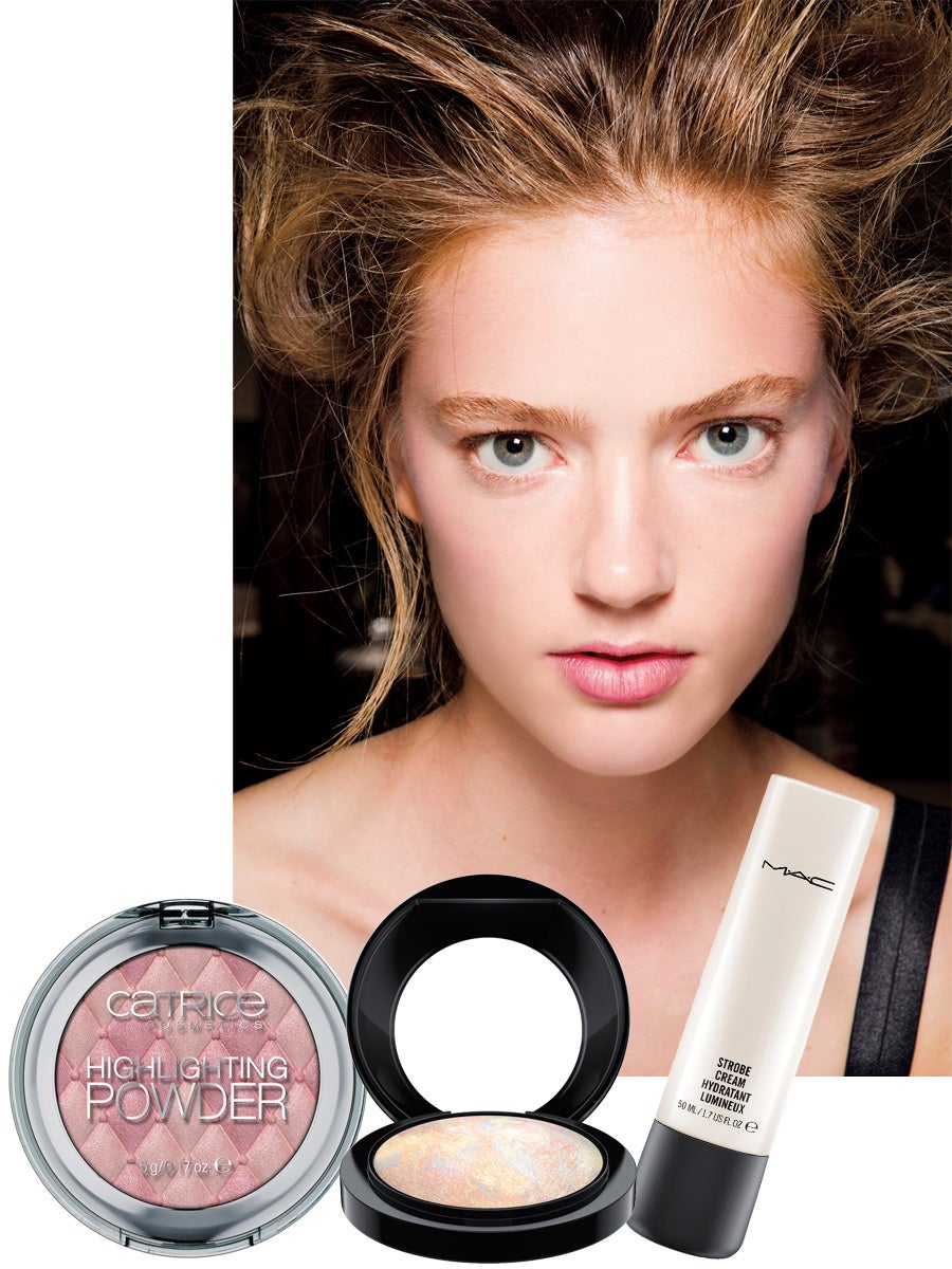 El strobing es la técnica que le está comiendo el terreno al contouring porque da un aspecto más natural y porque el resultado es mucho más sencillo de conseguir. La piel jugosa es un plus ahora mismo, explica Maite Tuset, de M·A·C. El strobing, que consiste en moldear el rostro a base de puntos de luz, se consigue con prebases y polvos nacarados. Se aplican en la parte alta del pómulo, en la más externa, justo en el hueso; sobre el arco de cupido de los labios y en la nariz, pero sin llegar nunca a la punta, recomienda. Strobe Cream (32,50€) y LightScapade Mineralize Skinfinish (28,50€) de MAC. Highlighting Powder de Catrice (4,59€). (Simone Rocha)