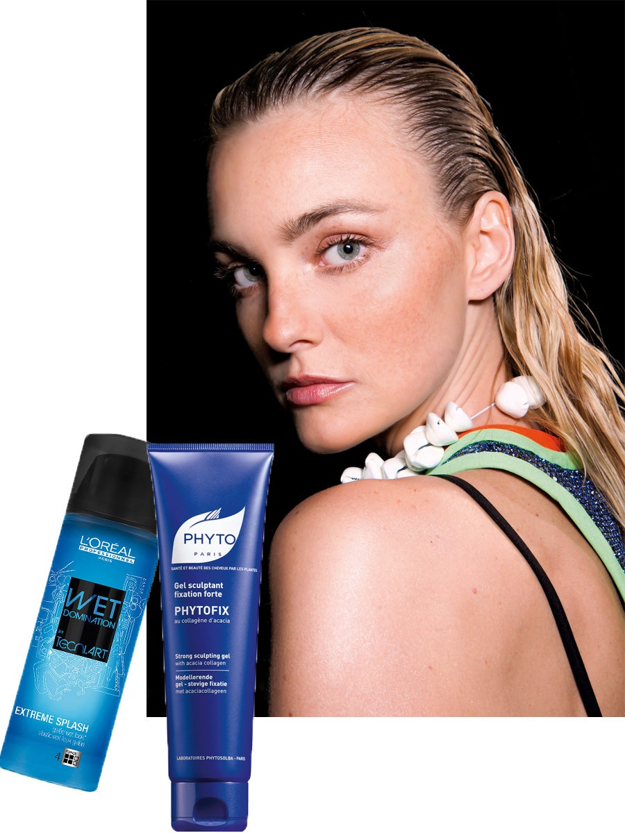 Además de sencillo y cómodo de llevar en las épocas de calor, el pelo mojado da mucho juego. Se ha visto en varias versiones: en melenas con doble textura que dejan despejada la frente; en recogidos estructurados y elegantes, que también dan protagonismo al rostro; y en planteamientos más originales, que echan la parte superior de la melena hacia la cara desde la coronilla. Sea cual sea el estilo que te guste, domina esos mechones húmedos con productos de styling que los mantengan siempre en su sitio. Gel de Fijación fuerte Phytofix de Phtyo (16 €). Gel Tecni.art Wet Domination Extreme Splash de LOréal Professionnel (17,95€). (DSQuared2)