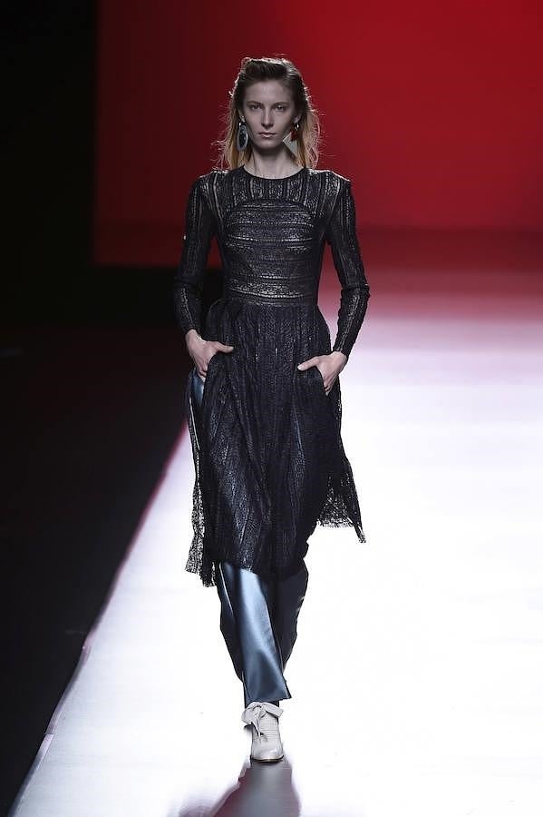 Vestido de color negro combiando con pantalón gris.