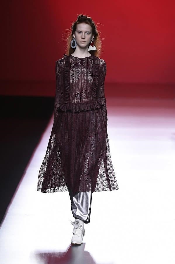 Vestido transparente realizado en encaje.