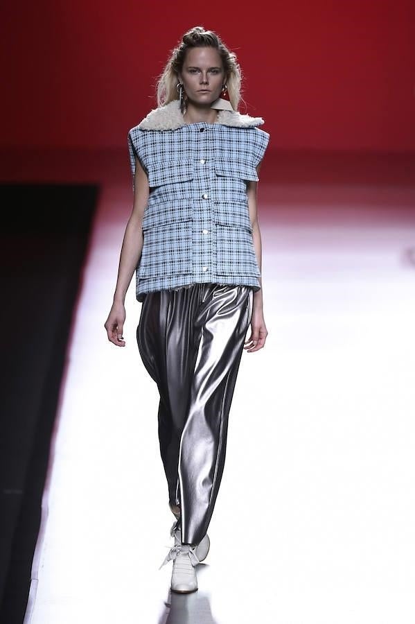 Chaleco de cuadros y pantalón metalizado.