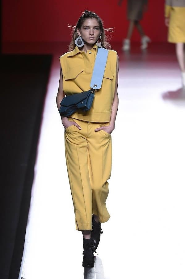 Total look en color mostaza con prendas oversize.