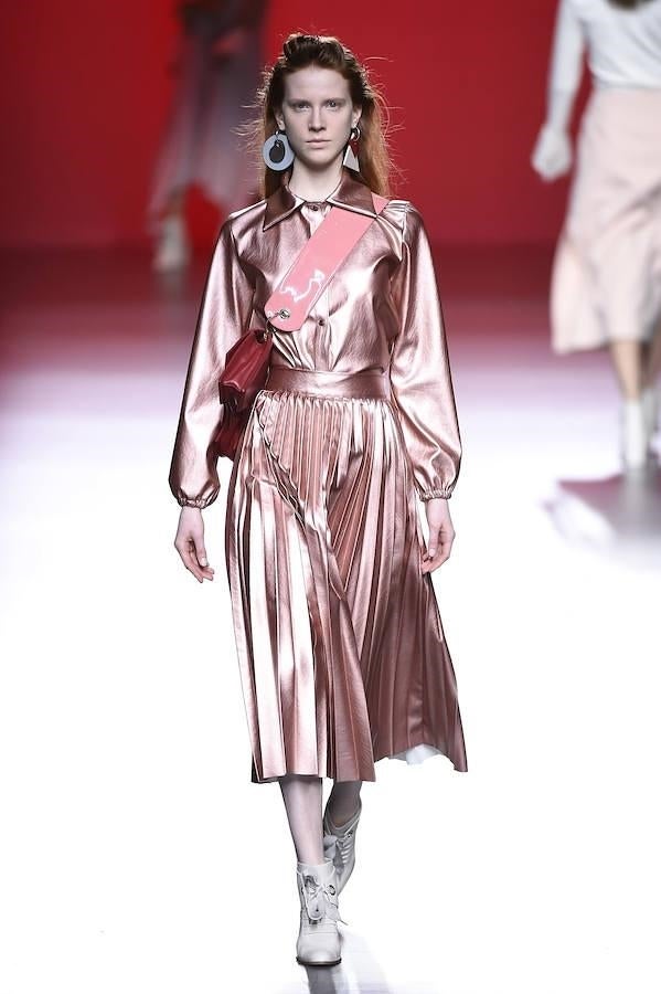 Total look metalizado en tonos cobre con falda plisada y blusa.