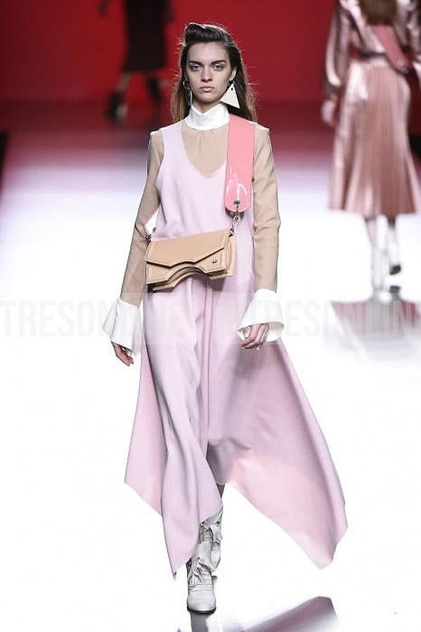 Vestido asimétrico con camisa acampanada, todo en tonos pastel.