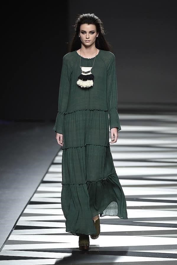 Vestido largo de color verde, inspiración estilo boho.