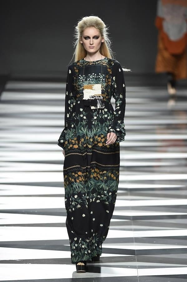 Vestido largo con estampado floral.