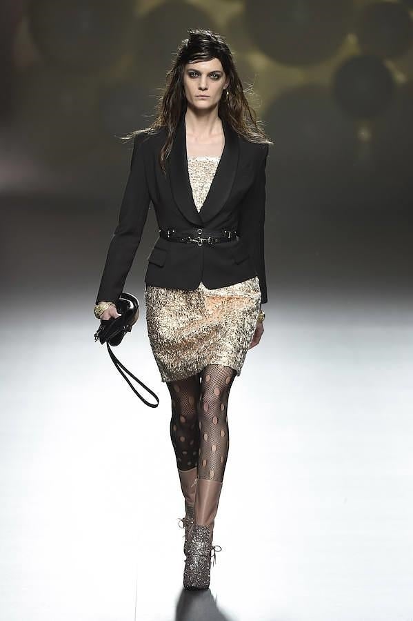 Vestido dorado combiando con blazer negra.