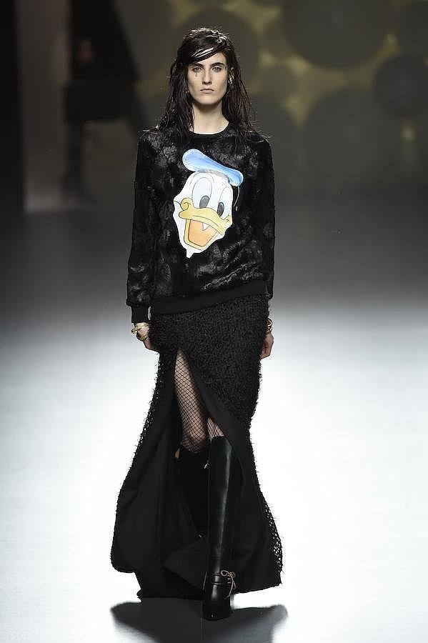 Jersey negro decorado con imagen del pato Donald.