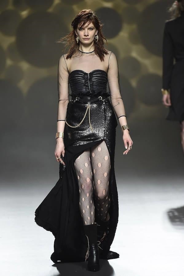 Vestido negro con cuerpo transparente y abertura frontal.