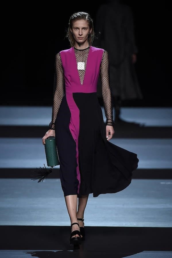 Vestido negro con escote pronunciado y cuerpo transparente.