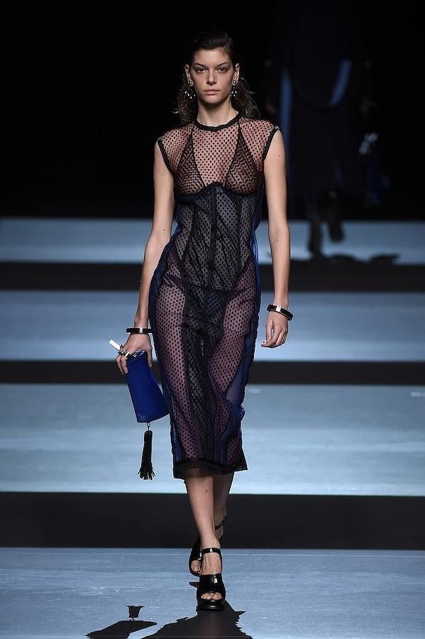 Vestido transparente en tonos negro y azul marino.