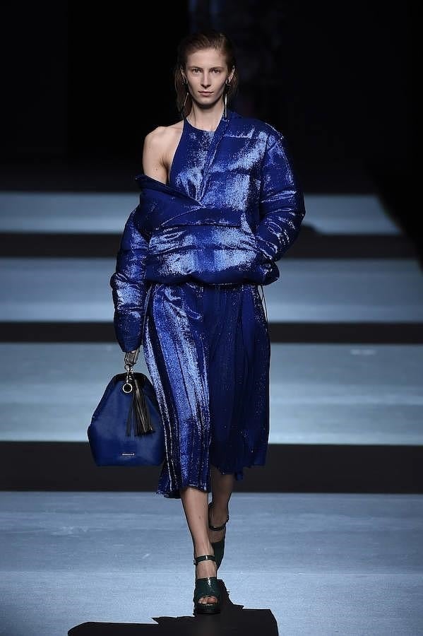 Falda y plumón azul.