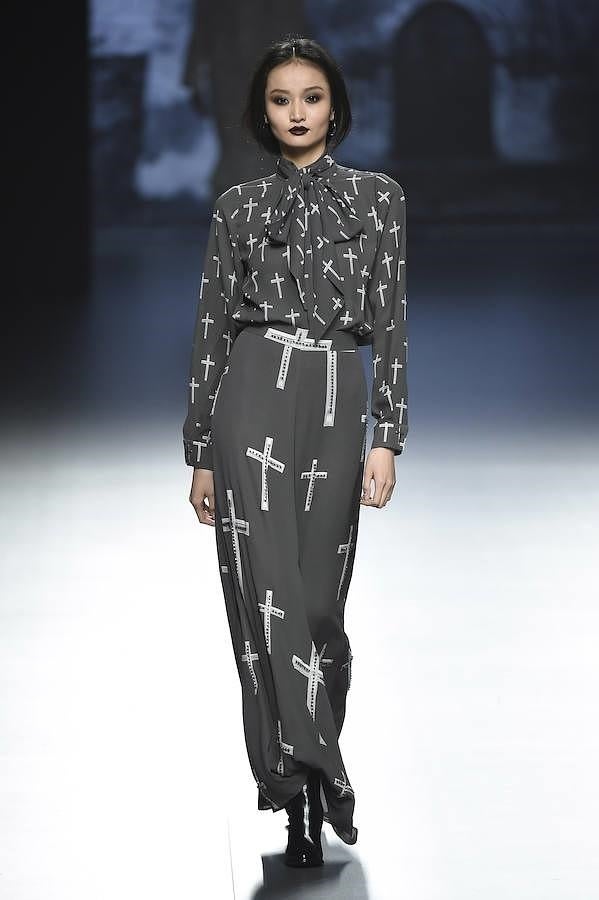 Camisa con lazada y pantalón palazzo decorados con cruces.