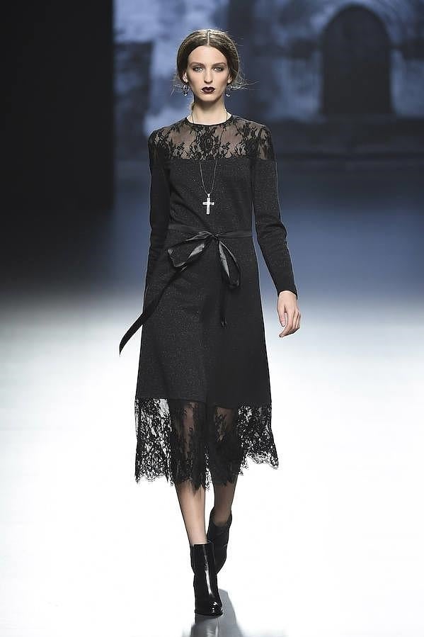 Vestido de color negro con tejidos de encaje.