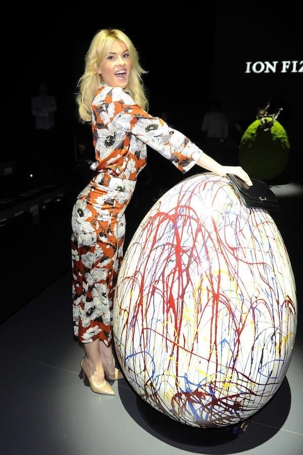 Adriana posaba junto a uno de los huevos de Pascua del desfile.