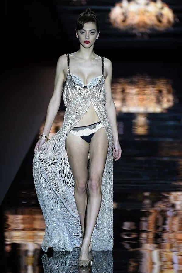 Lenceria en tonos blanco y negro y camisón abierto plateado.