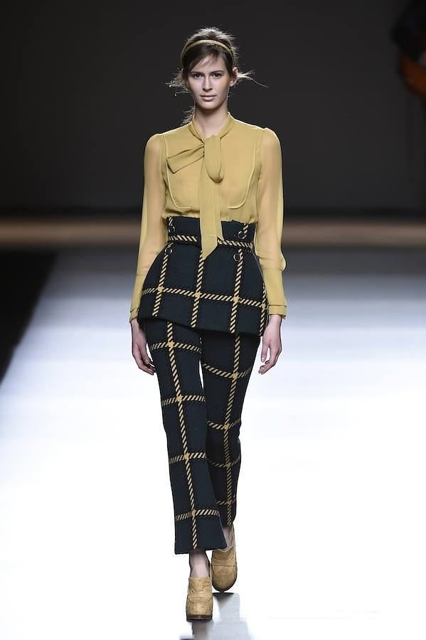 Pantalón de cuadros combinado con blusa.