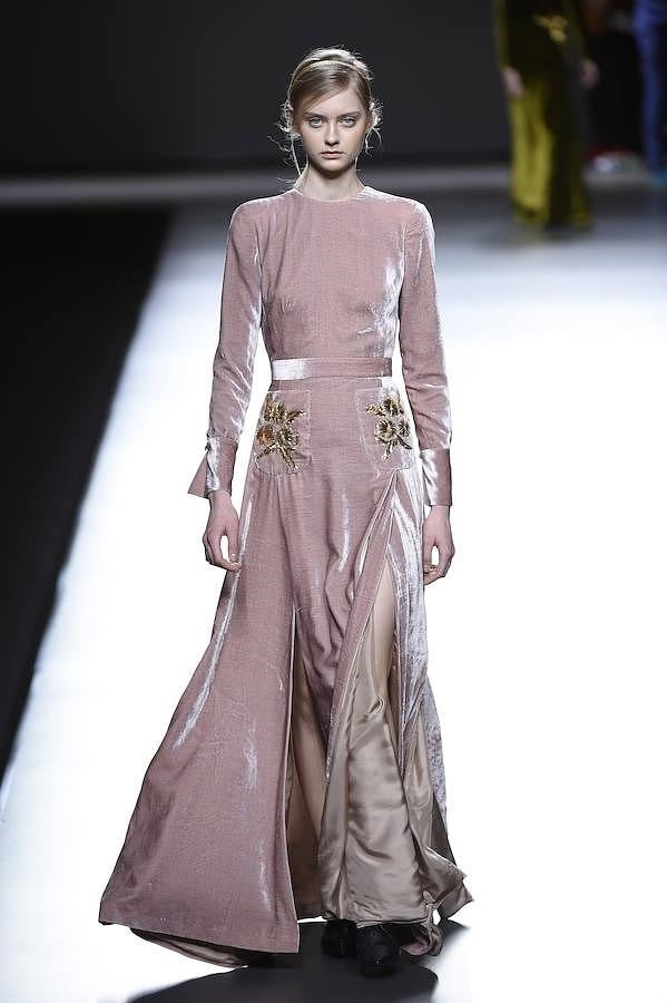 Vestido rosa de terciopelo con borados dorados en los bolsillos.