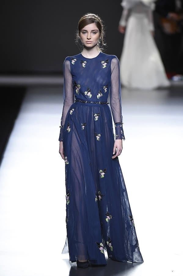 Vestido azul de gasa decorado con bordados en forma de pájaro.