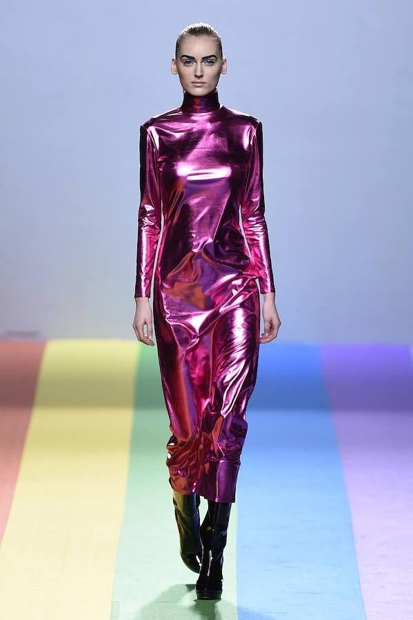 Vestido ajustado de charol morado.