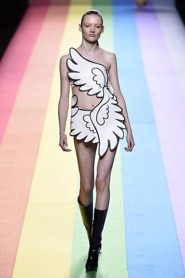 Falda y top de color blanco con alas de unicornio.