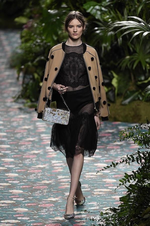 Bómber marrón decorado con topos negros.