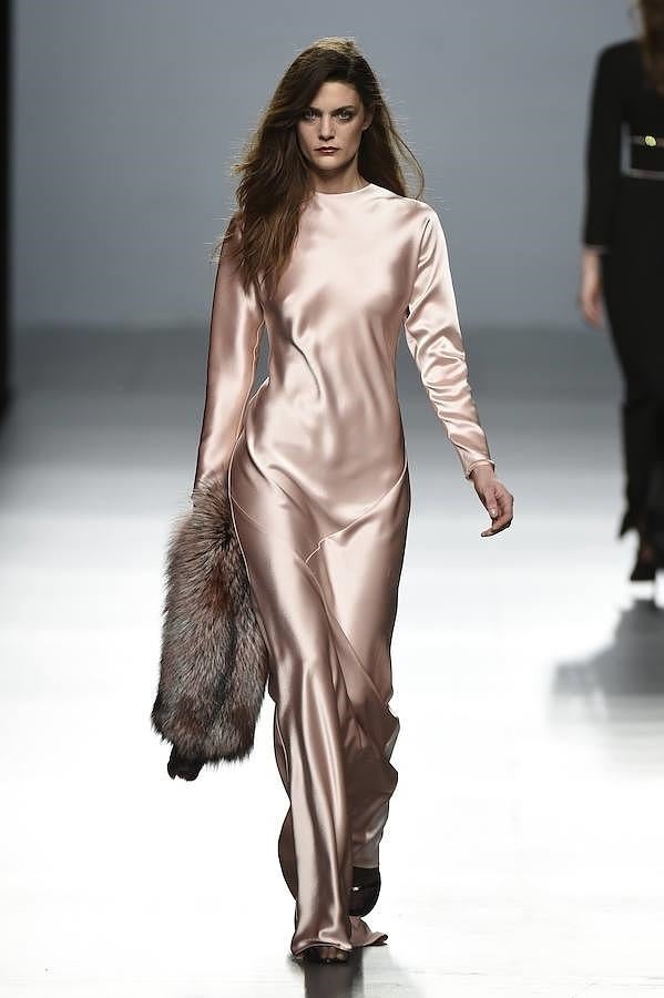 Vestido rosado realizado en seda con estola de pelo.