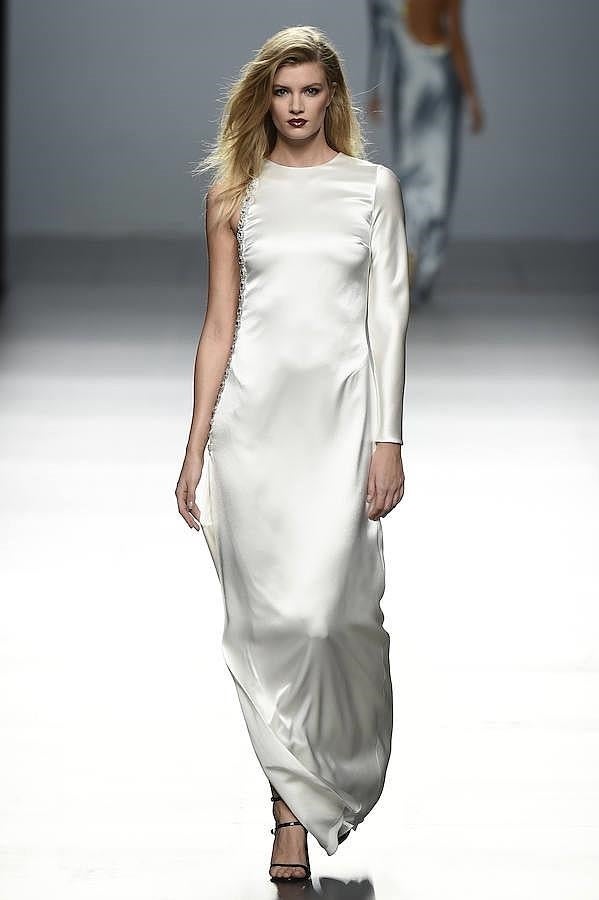 Vestido blanco de seda con manga asimétrica.