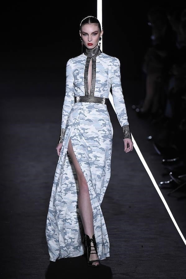 Vestido estampado militar con abertura frontal.