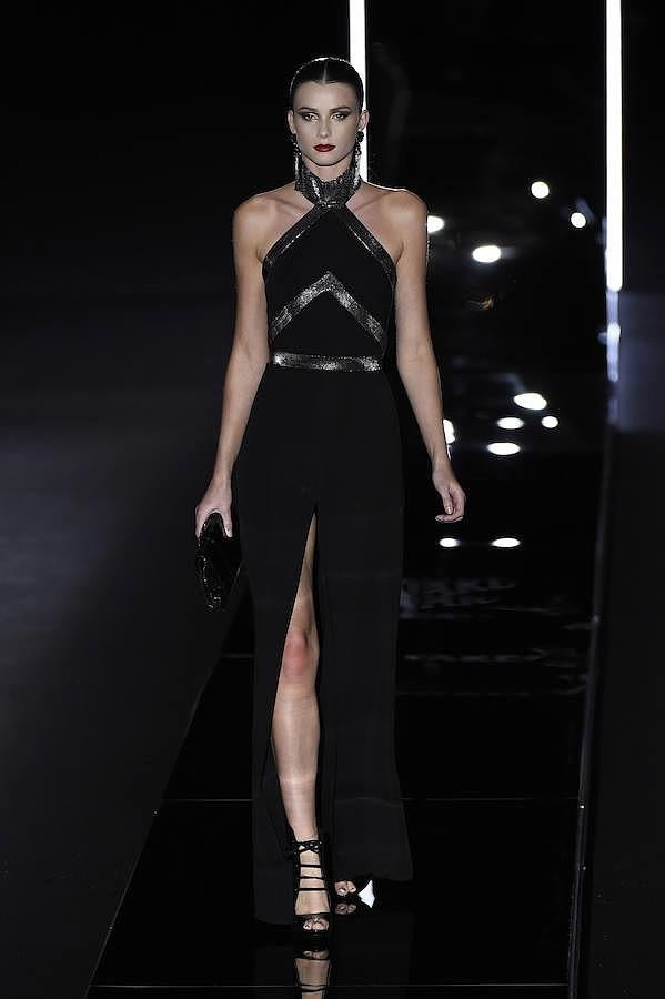 Vestido negro con cuello halter y abertura frontal.