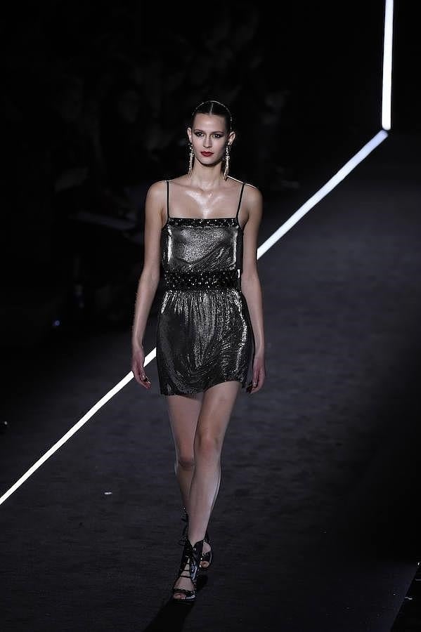 Vestido metalizado con sandalias a juego.