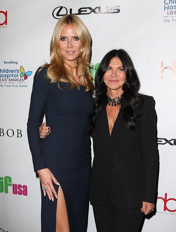 La modelo eligió un favorecedor vestido con una gran abertura lateral en la falda, que dejaba ver sus espectaculares piernas.