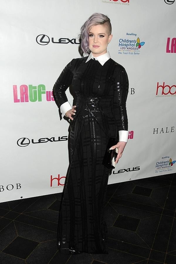 La cantante y actriz Kelly Osbourne con un traje negro de lentejuelas, que acompañó de un particular look 'beauty': cabeza rapada en un lado.