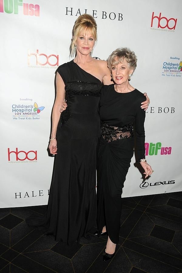Melanie Griffith, que acudió con su madre, la actriz Tippi Hedren, recibió el Premio Belleza Atemporal. Ambas optaron por looks en color negro. Melanie acompañó su vestido con un moño italiano.