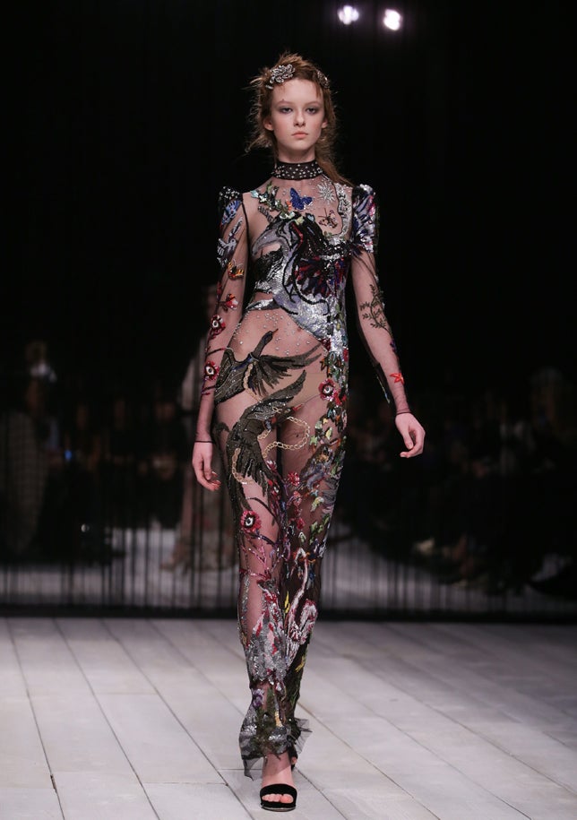 Seductor vestido de gasa transparente con bordados joya.