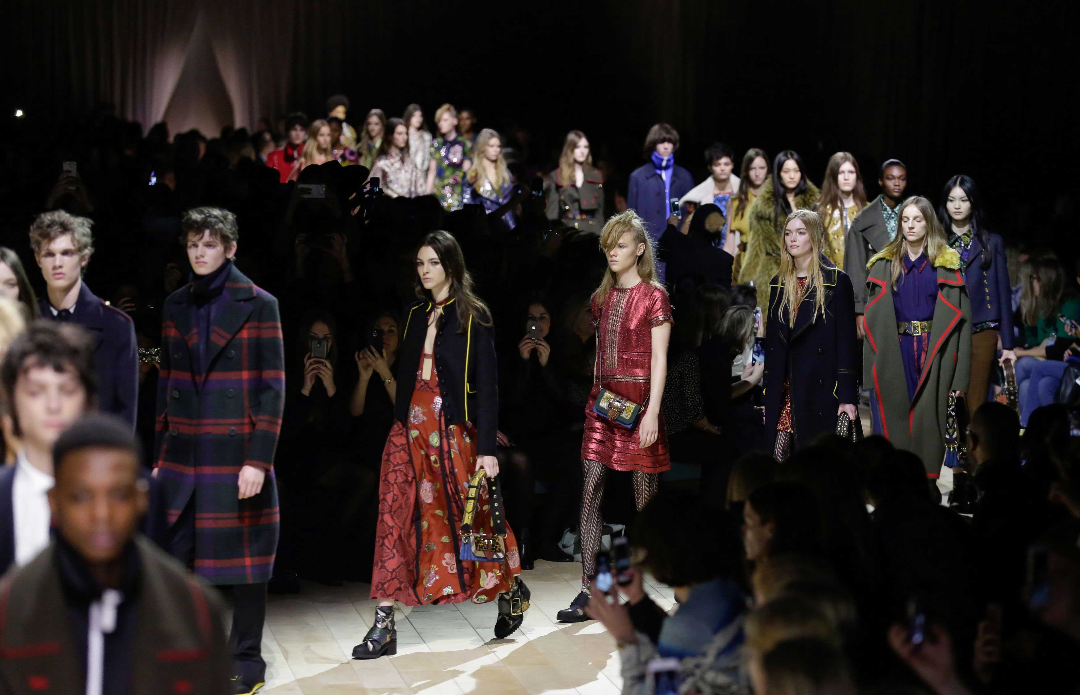 Christopher Bailey da una nueva vuelta de tuerca a la estética setentera, a los aires 'punk' y boho y al estilo militar con tintes 'brit'.-
