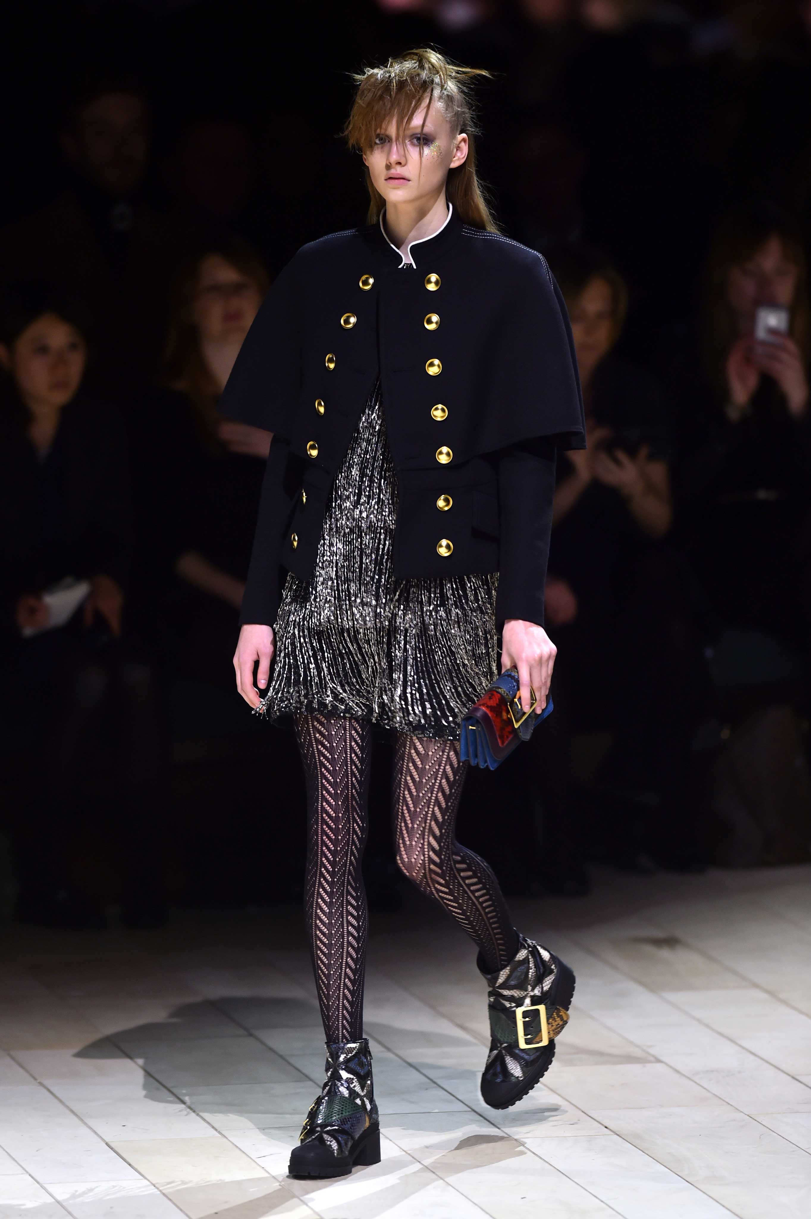 Bailey mezlca elementos en looks tan eclécticos como este.