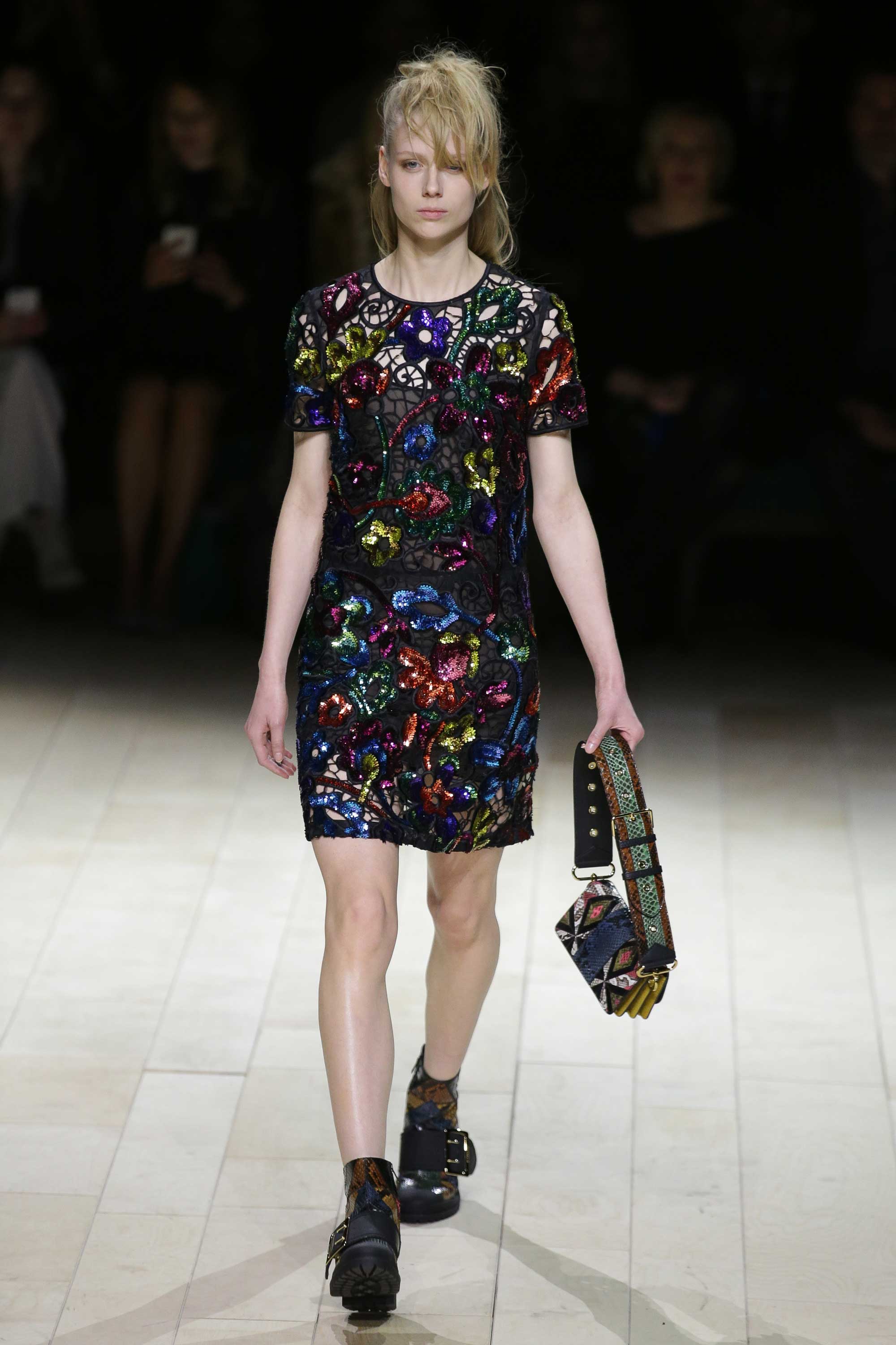 Christopher Bailey es otro de los diseñadores que esta temporada apuesta por el zapato plano en la pasarela.