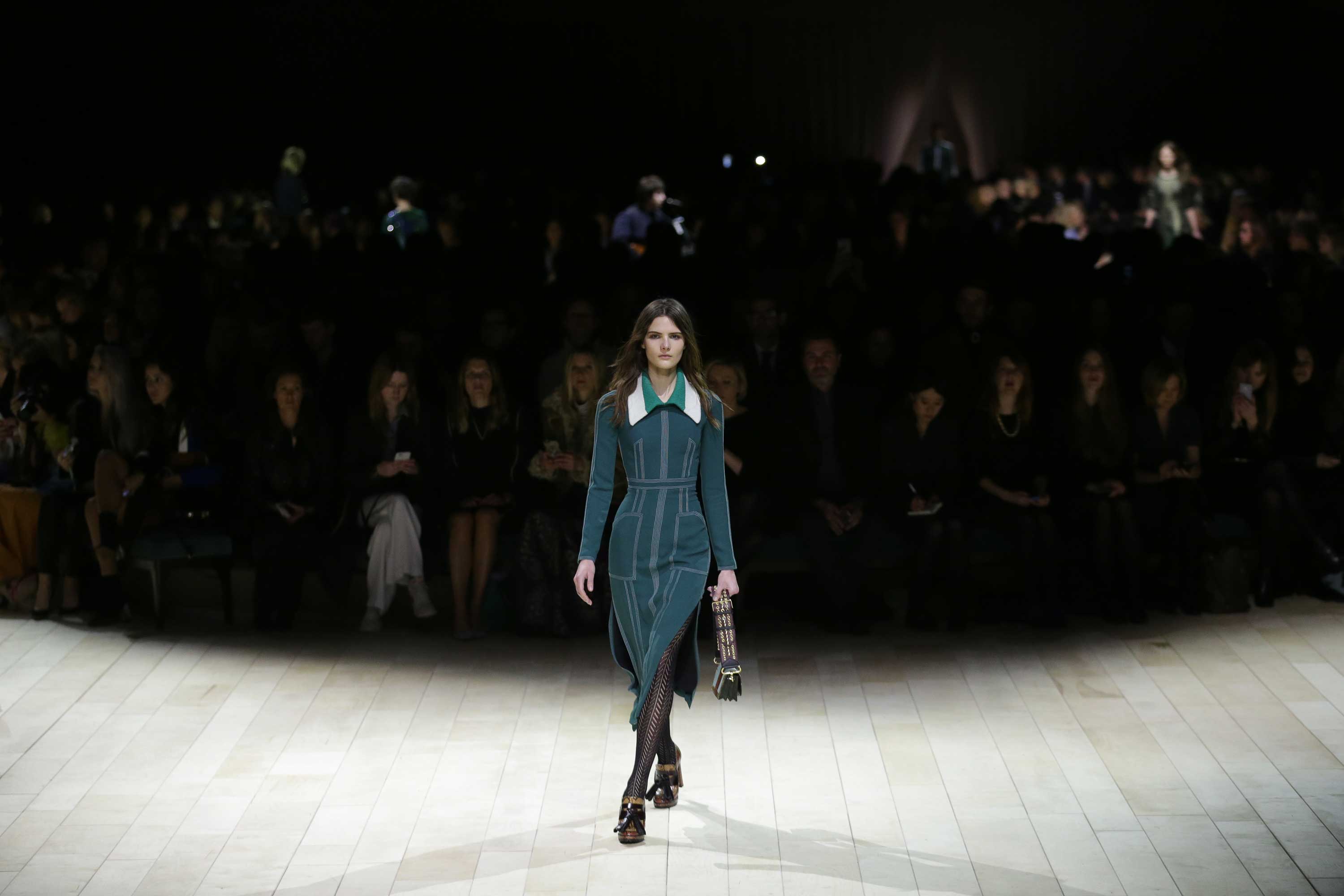 La firma apuesta por una reinvención de la estética años 70.