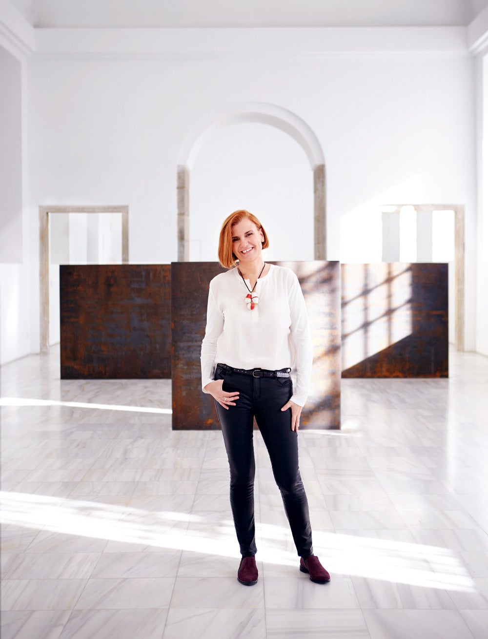 En el Museo Reina Sofía, frente a la obra Equal-Parallel: Guernica-Gengasi (1986), de Richard Serra. Estilismo: Verónica Suárez. Maquillaje y peluquería: Mara Fervi (N.Y.C.) y Olga Holovanova para Art Lab-Aveda