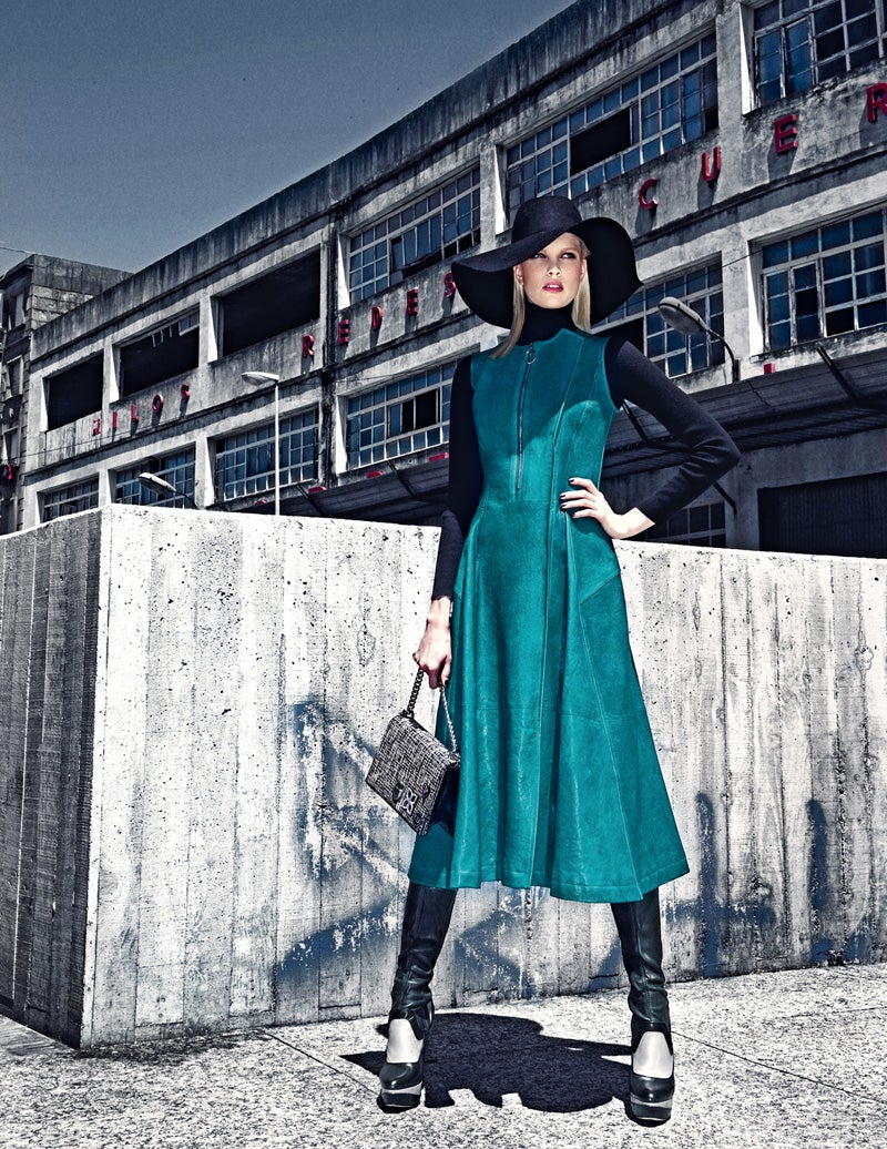 El vestido de piel verde, las botas y el bolso son de Dior. Jersey negro de cuello cisne, de El Corte Inglés; y sombrero de Beatrice. Estilismo: Verónica Suárez. Maquillaje y peluquería: Mauro Saccoccini (Ana Prado) para Chanel y Moroccanoil.