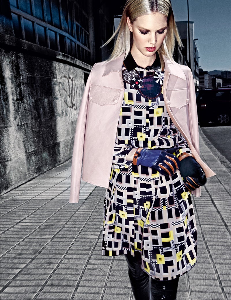 Bajo una chaqueta de cuero, de Longchamp, vestido estampado de la misma firma. Las botas son de Dior; los guantes, de H&M; y el collar, de & Other Stories. Estilismo: Verónica Suárez. Maquillaje y peluquería: Mauro Saccoccini (Ana Prado) para Chanel y Moroccanoil.