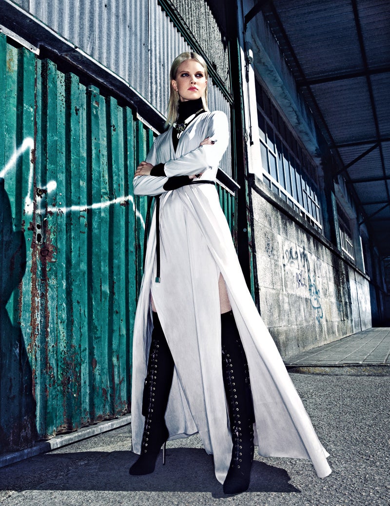 Vestido largo y collar de Mango. El jersey negro es de El Corte Inglés y las botas acordonadas y el cinturón, de Elisabetta Franchi. Estilismo: Verónica Suárez. Maquillaje y peluquería: Mauro Saccoccini (Ana Prado) para Chanel y Moroccanoil.