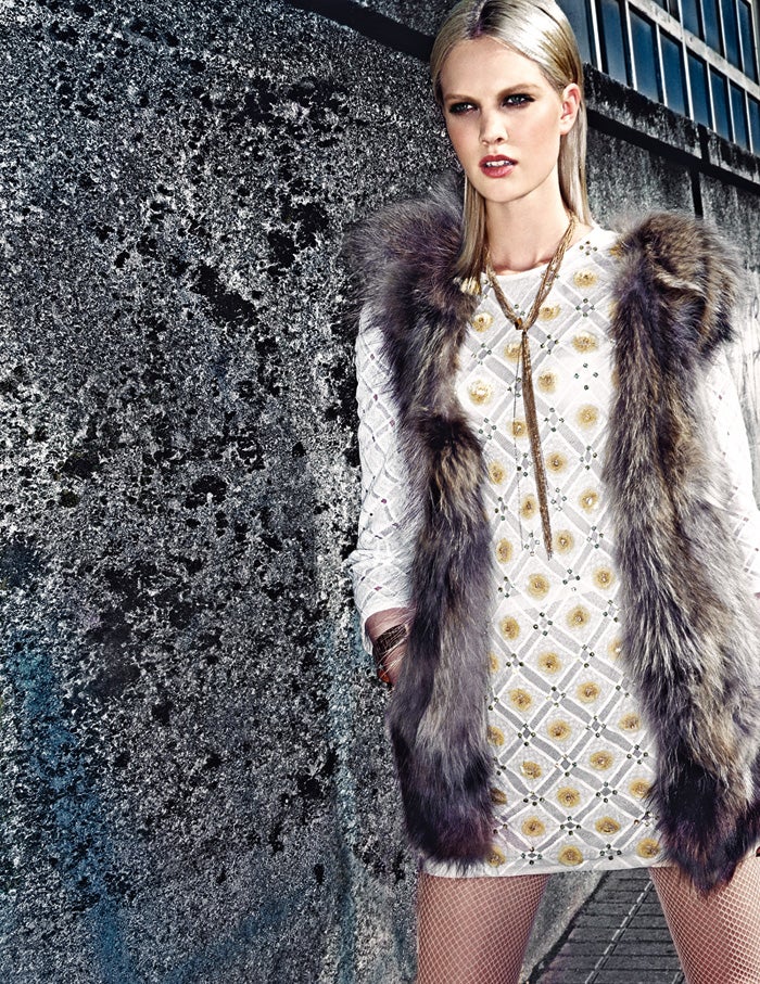 Vestido con detalles de flores, de Teresa Helbig, con chaleco de Leon& Harper para El Corte Inglés. El collar es de & Other Stories y las medias, de Calzedonia. Estilismo: Verónica Suárez. Maquillaje y peluquería: Mauro Saccoccini (Ana Prado) para Chanel y Moroccanoil.